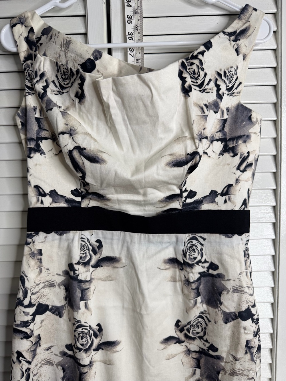 Black Halo Floral Sheath Dress • Sleeveless • Classic Fit & Flare Silhouette - Picture 5 of 12